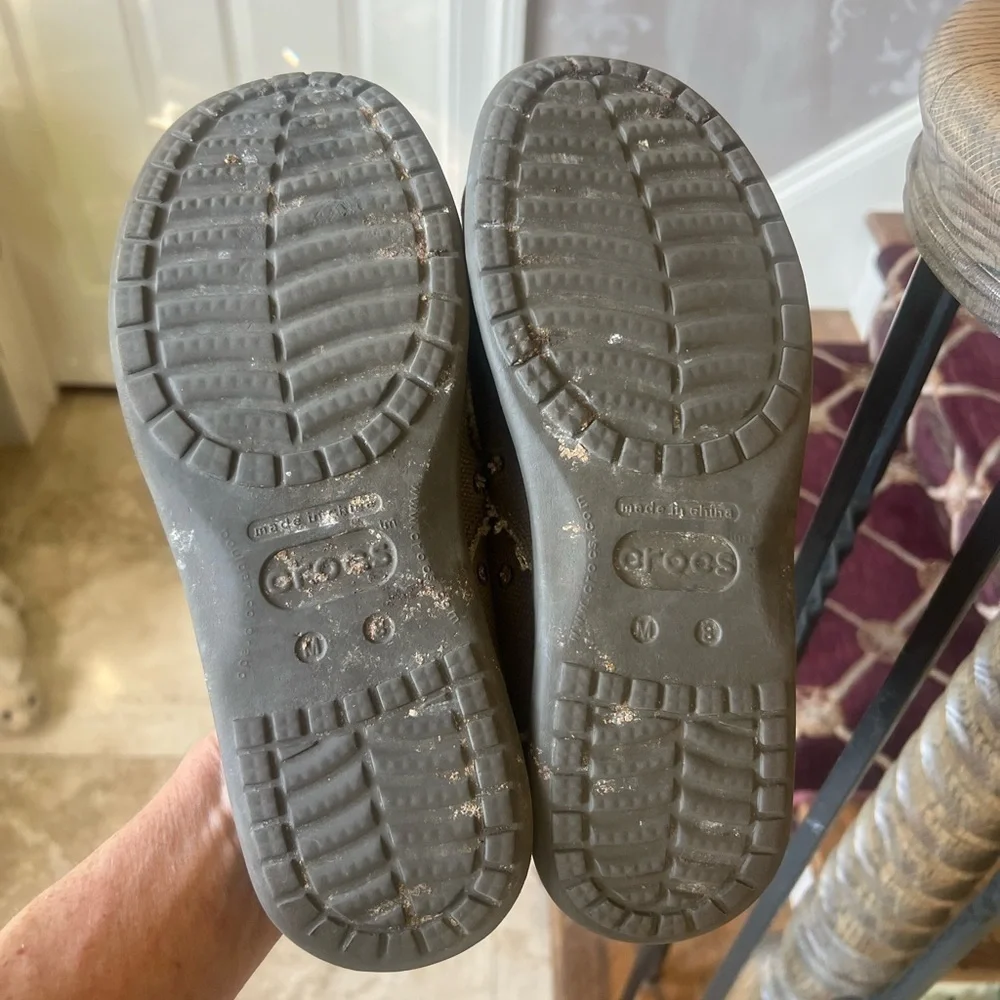 Crocs men’s size 8 fabric olive green, good condition